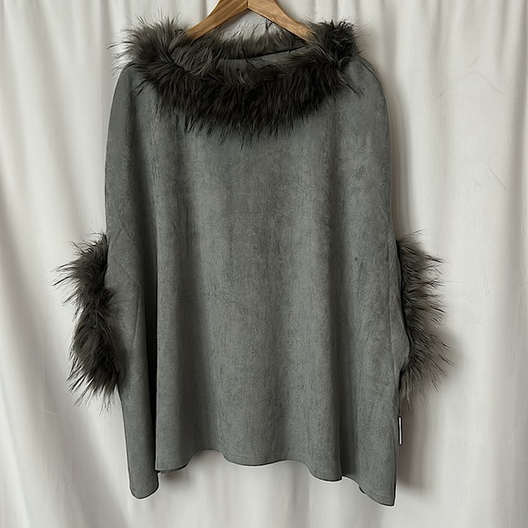Dolce Cabo Tops - Dolce Cabo NWT Grey Faux Fur Trimmed Short Sleeve Shirt **Size M/L** 🌺🌺